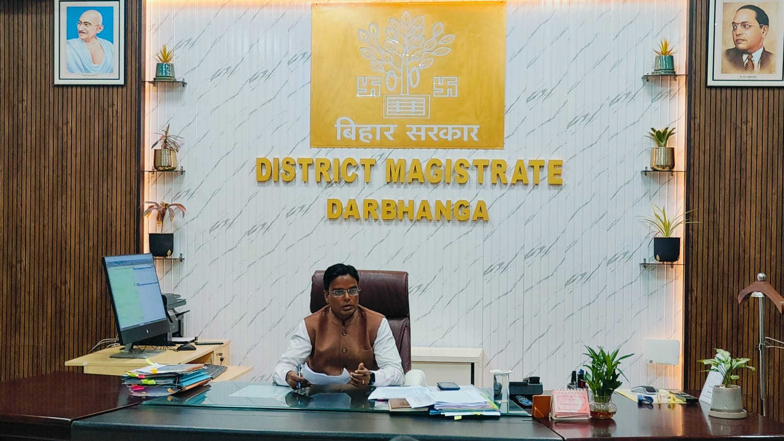 दरभंगा डीएम ने भूमि विवाद व आधार मामलों पर की सुनवाई दरभंगा डीएम ने भूमि विवाद व आधार मामलों पर की सुनवाई