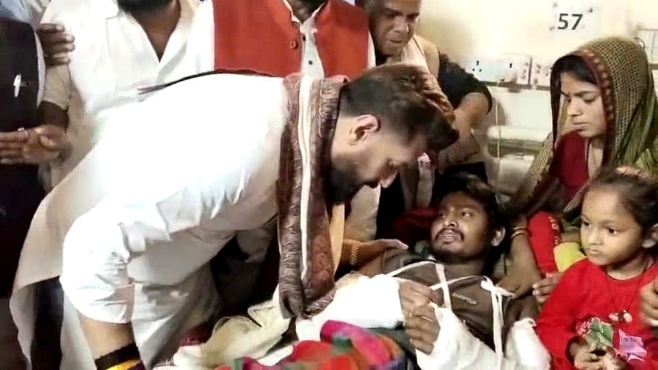 कुशेश्वरस्थान हरीनगर मारपीट कांड: घायलों से मिलने DMCH पहुंचे केंद्रीय मंत्री चिराग पासवान कुशेश्वरस्थान हरीनगर मारपीट कांड: घायलों से मिलने DMCH पहुंचे केंद्रीय मंत्री चिराग पासवान