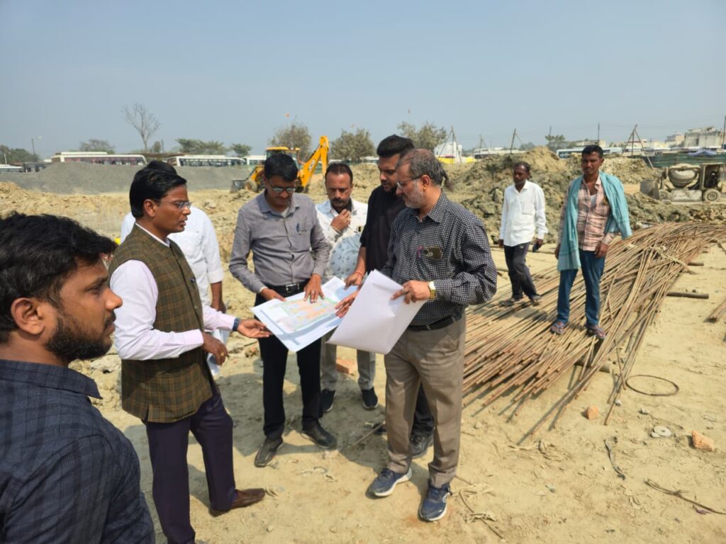 चाहरदीवारी, भवन निर्माण और अतिक्रमण हटाने के दिए निर्देश • यात्रियों को मिलेंगी बेहतर सुविधाएं चाहरदीवारी, भवन निर्माण और अतिक्रमण हटाने के दिए निर्देश • यात्रियों को मिलेंगी बेहतर सुविधाएं