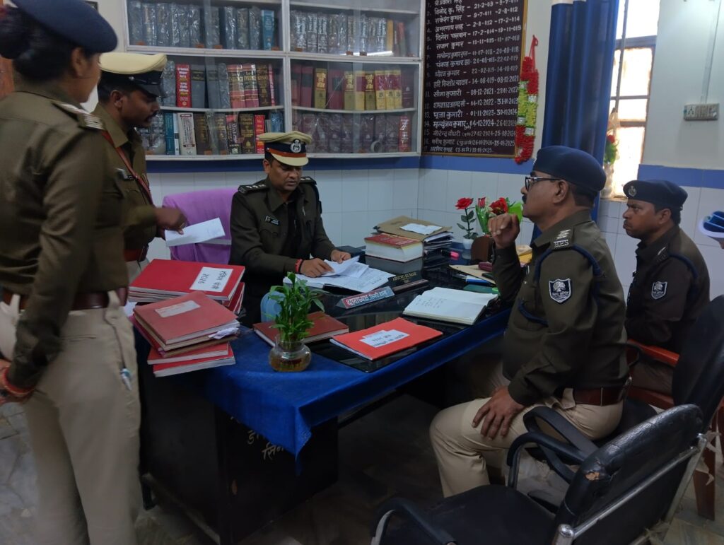सिमरी थाना में लंबित कांडों की हुई सख्त समीक्षा सिमरी थाना में लंबित कांडों की हुई सख्त समीक्षा