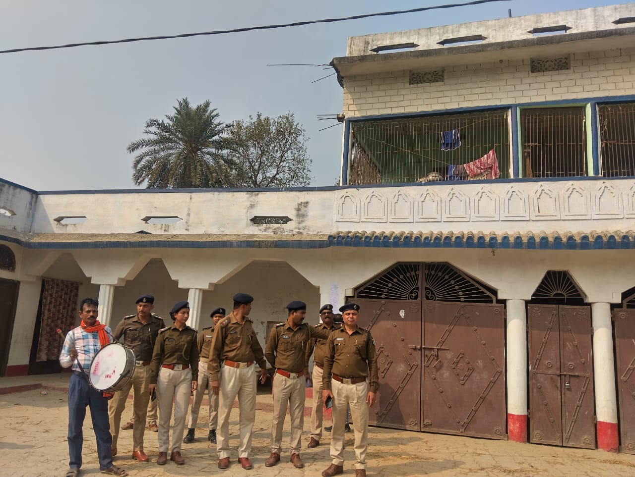 दरभंगा पुलिस का सख्त अभियान: वारंटी गिरफ्तार, इश्तिहार चिपकाया, शराब व वाहन जब्त