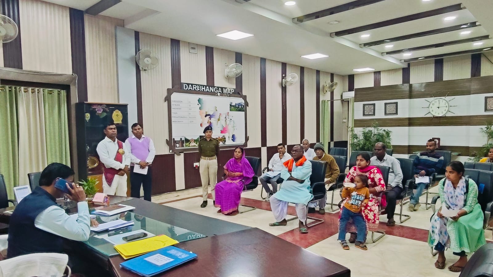 जनता दरबार में तुरंत समाधान, मौके पर ही अधिकारियों को दिए निर्देश जनता दरबार में तुरंत समाधान, मौके पर ही अधिकारियों को दिए निर्देश