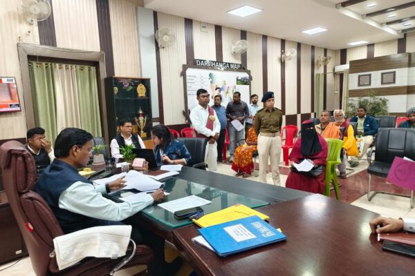 जनता दरबार में जिलाधिकारी 39 से अधिक परिवादी पहुंचे, 11 मामलों का मौके पर ही समाधान