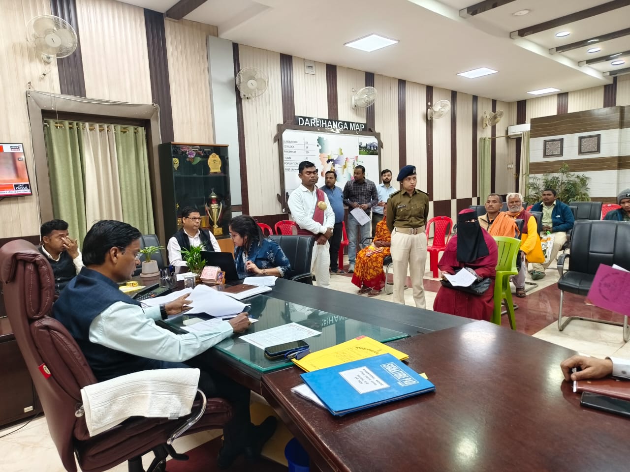 जनता दरबार में जिलाधिकारी 39 से अधिक परिवादी पहुंचे, 11 मामलों का मौके पर ही समाधान