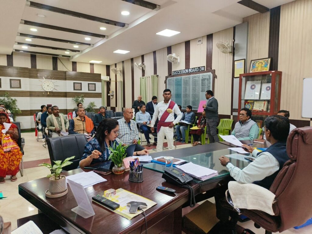 जनता दरबार में जिलाधिकारी 39 से अधिक परिवादी पहुंचे, 11 मामलों का मौके पर ही समाधान जनता दरबार में जिलाधिकारी 39 से अधिक परिवादी पहुंचे, 11 मामलों का मौके पर ही समाधान