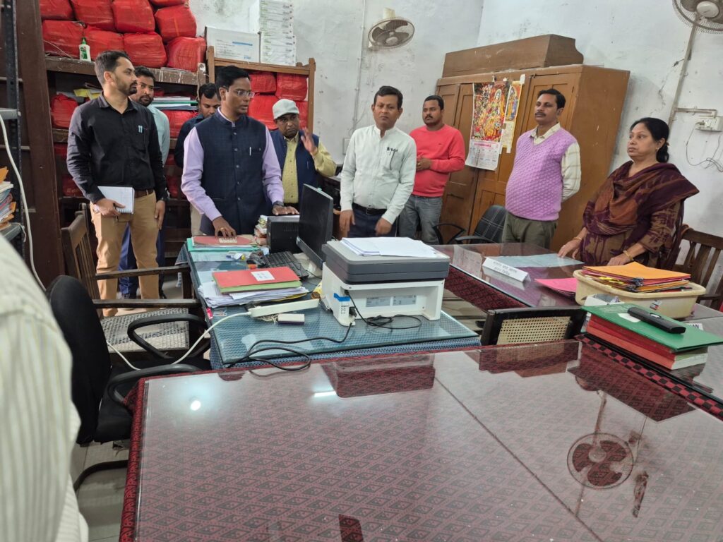डीएम ने समाहरणालय परिसर की विभिन्न शाखाओं का किया औचक निरीक्षण