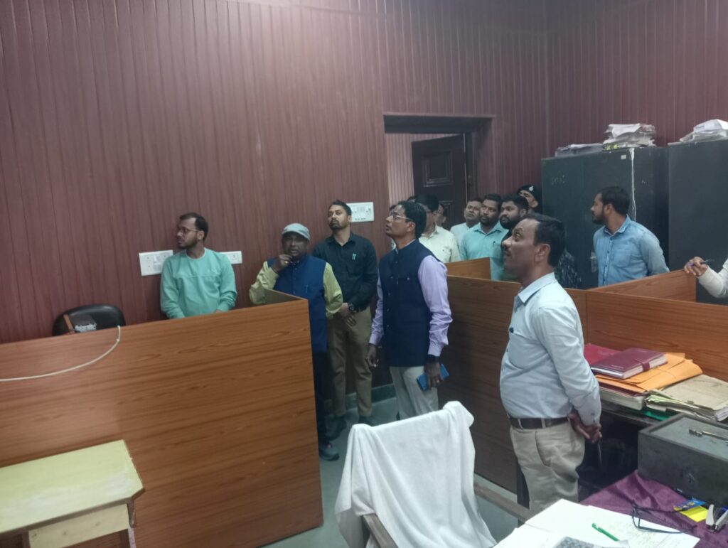 डीएम ने समाहरणालय परिसर की विभिन्न शाखाओं का किया औचक निरीक्षण