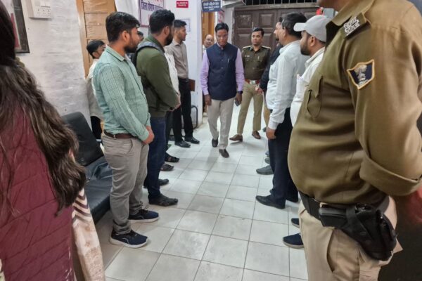 डीएम ने समाहरणालय की कई शाखाओं का औचक निरीक्षण