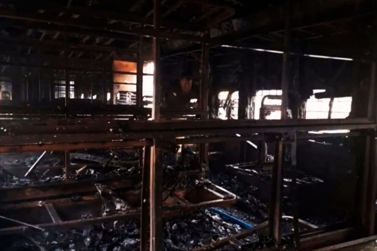 बंगाल में पैसेंजर ट्रेन जलकर राख, CCTV में संदिग्ध मूवमेंट, फॉरेंसिक टीम करेगी जांच