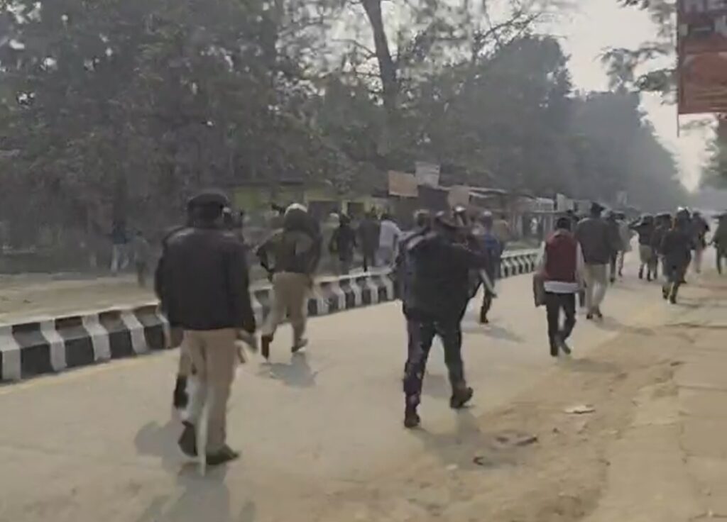 Darbhanga Sundarpur Rape Murder Case: उग्र भीड़ का तांडव, पुलिस ने किया लाठीचार्ज Darbhanga Sundarpur Rape Murder Case: उग्र भीड़ का तांडव, पुलिस ने किया लाठीचार्ज