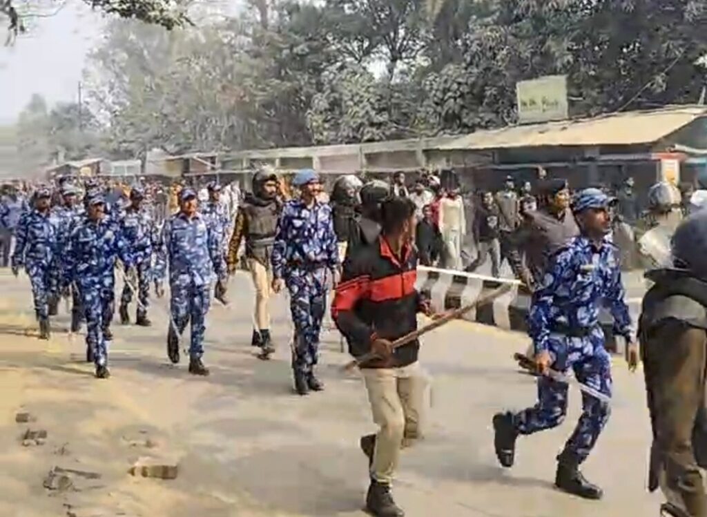Darbhanga Sundarpur Rape Murder Case: उग्र भीड़ का तांडव, पुलिस ने किया लाठीचार्ज Darbhanga Sundarpur Rape Murder Case: उग्र भीड़ का तांडव, पुलिस ने किया लाठीचार्ज
