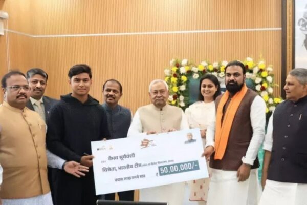 14 साल के वैभव पर हुई धनवर्षा, CM नीतीश ने थमाया 50 लाख का चेक, पटना में सम्मान समारोह