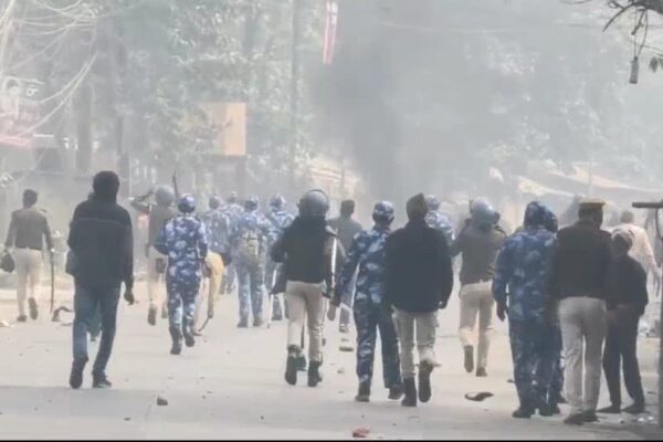 Darbhanga Sundarpur Rape Murder Case: उग्र भीड़ का तांडव, पुलिस ने किया लाठीचार्ज