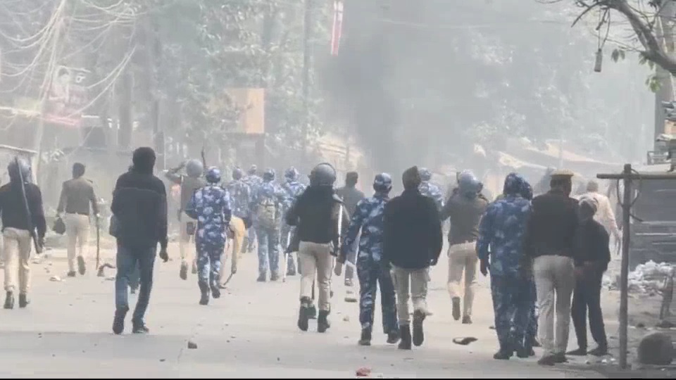 Darbhanga Sundarpur Rape Murder Case: उग्र भीड़ का तांडव, पुलिस ने किया लाठीचार्ज