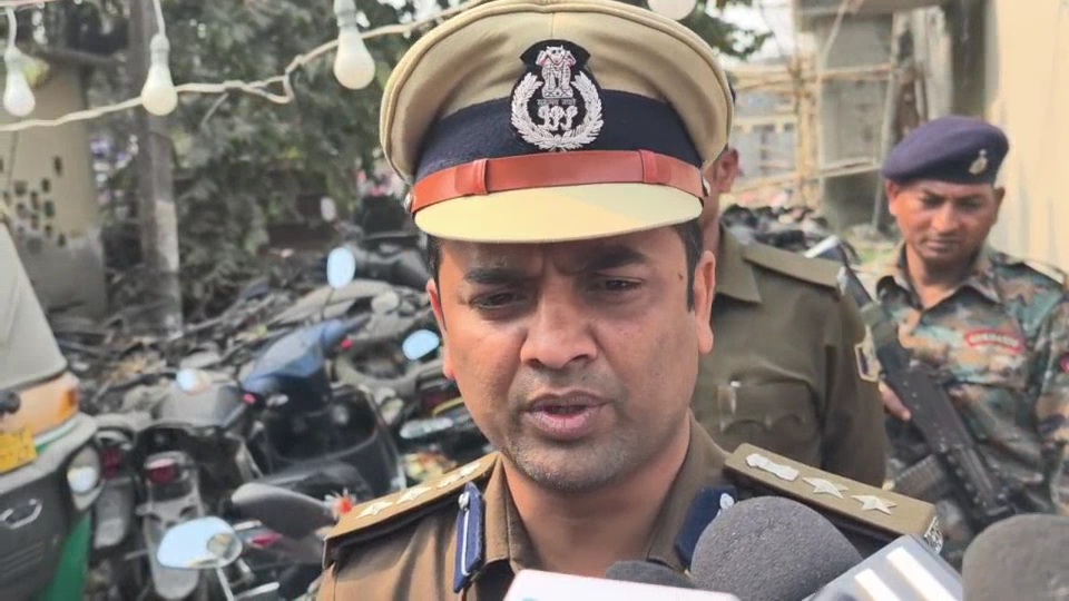 Darbhanga Sundarpur Rape Murder Case: उग्र भीड़ का तांडव, पुलिस ने किया लाठीचार्ज Darbhanga Sundarpur Rape Murder Case: उग्र भीड़ का तांडव, पुलिस ने किया लाठीचार्ज
