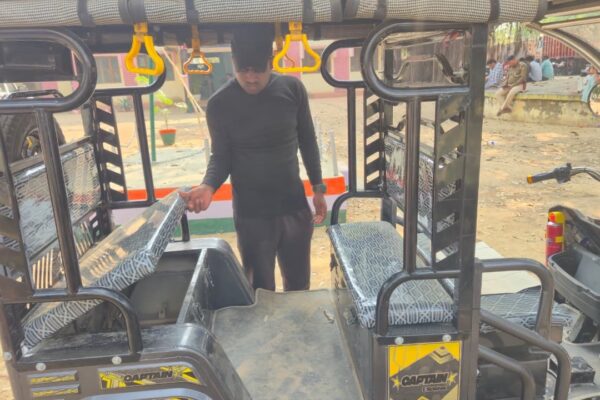 थाना परिसर में भी सुरक्षित नहीं वाहन, पकड़े गये इ-रिक्शा की बैटरी ले उड़े चोर
