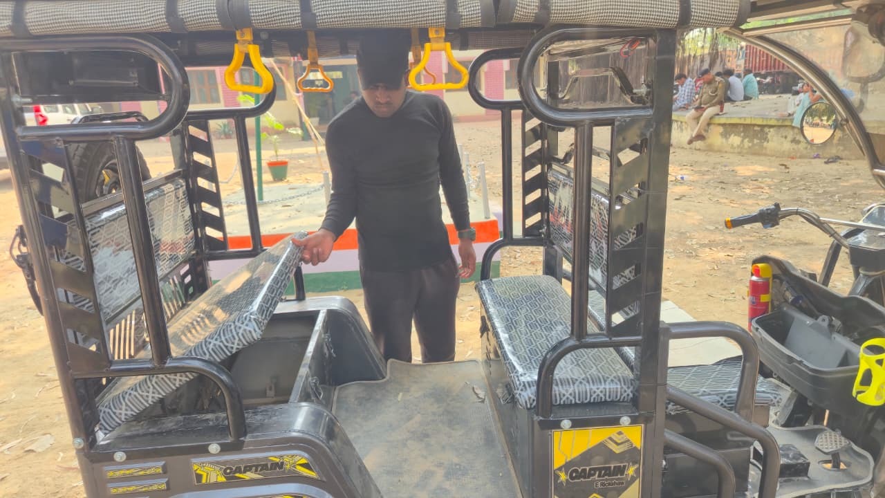 थाना परिसर में भी सुरक्षित नहीं वाहन, पकड़े गये इ-रिक्शा की बैटरी ले उड़े चोर