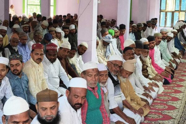 रमजान के पहले जुमे पर मस्जिदों में उमड़ा रोजेदारों का हुजूम, पढ़ी गयी नमाज