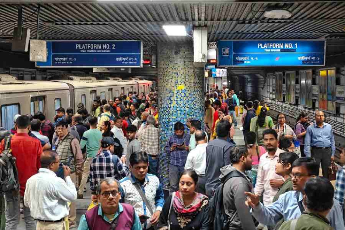 कोलकाता मेट्रो के रबींद्र सरोवर स्टेशन पर बड़ा हादसा, रेलवे ट्रेक पर कूदा आदमी कोलकाता मेट्रो के रबींद्र सरोवर स्टेशन पर बड़ा हादसा, रेलवे ट्रेक पर कूदा आदमी