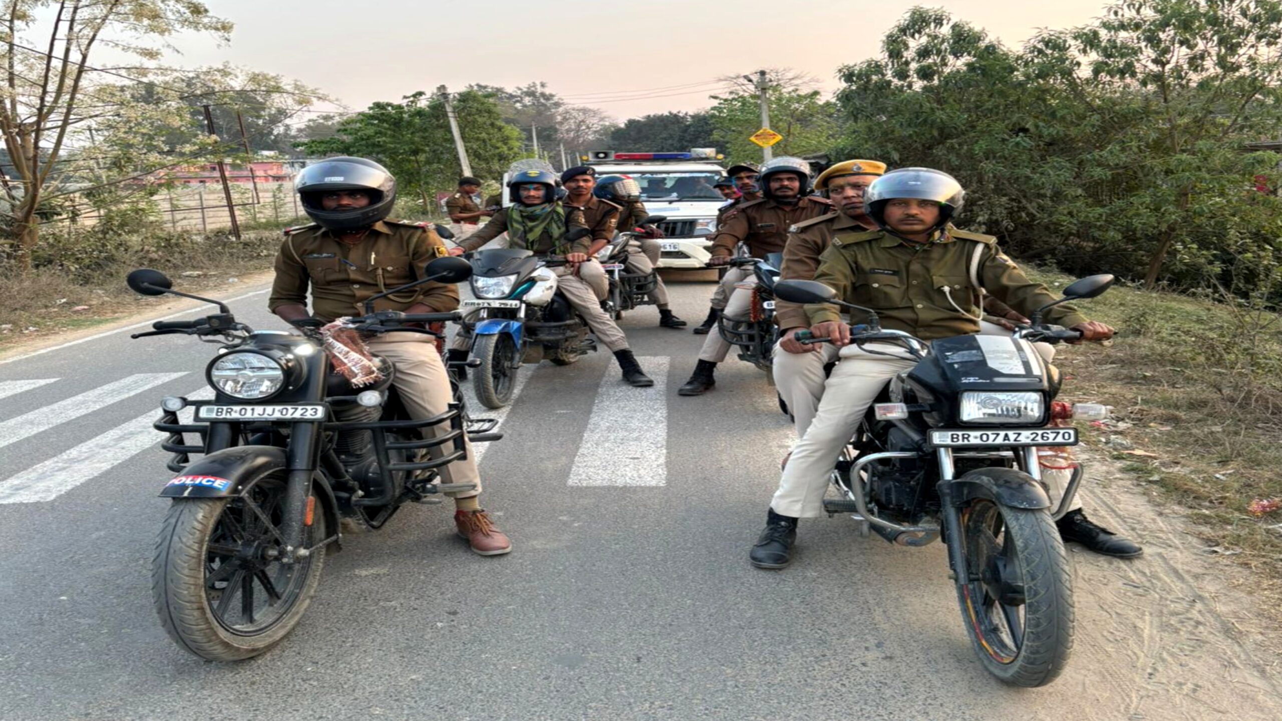 संवेदनशील इलाकों में पुलिस की कड़ी गश्त