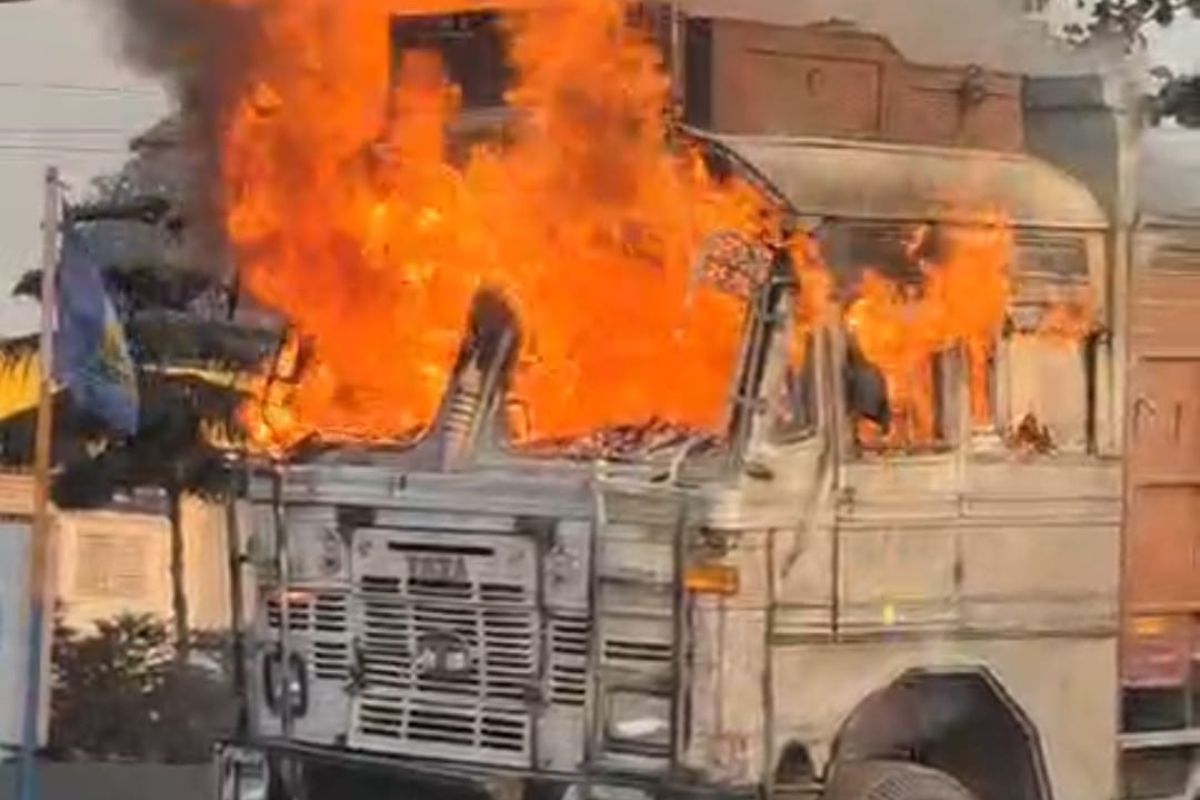 चतरा के पेट्रोल पंप में खड़ा ट्रक बना ‘आग का गोला’: दमकल की फुर्ती से टला भीषण विस्फोट
