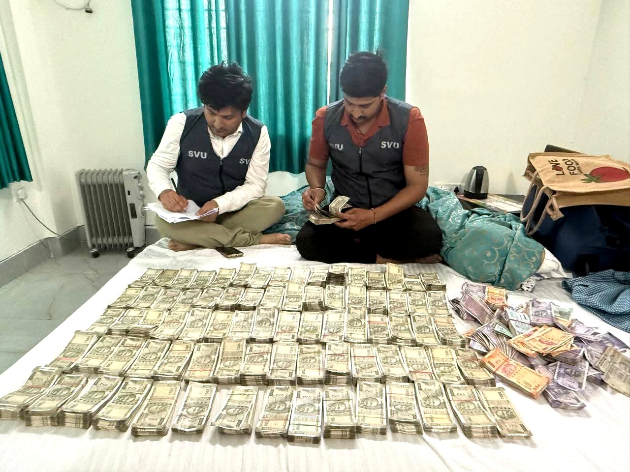 5 लाख रुपये व स्मार्ट वॉच रिश्वत लेते सहायक अभियंता रंगे हाथ गिरफ्तार