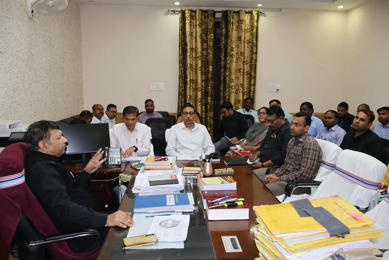 पटना राजस्व समीक्षा: अधिकारियों को सख्त चेतावनी