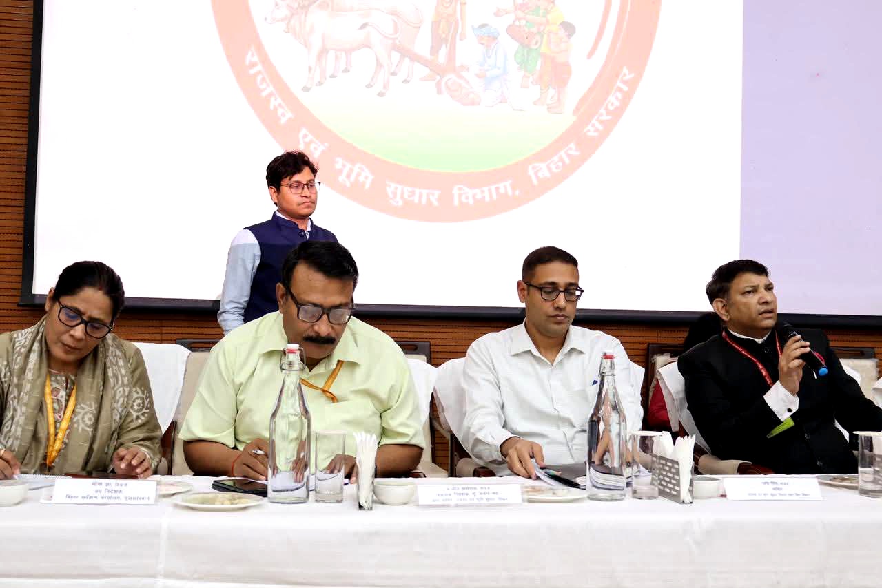 पटना में राजस्व समीक्षा बैठक: लंबित मामलों पर कड़ा संदेश