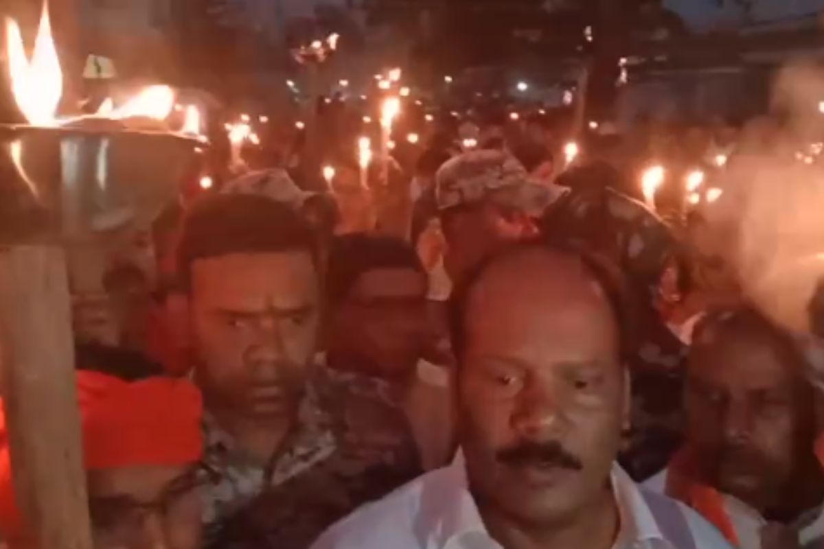 हजारीबाग के विष्णुगढ़ में उमड़ा जनसैलाब, 12 साल की मासूम के लिए कैंडल मार्च, दोषियों को फांसी देने की मांग