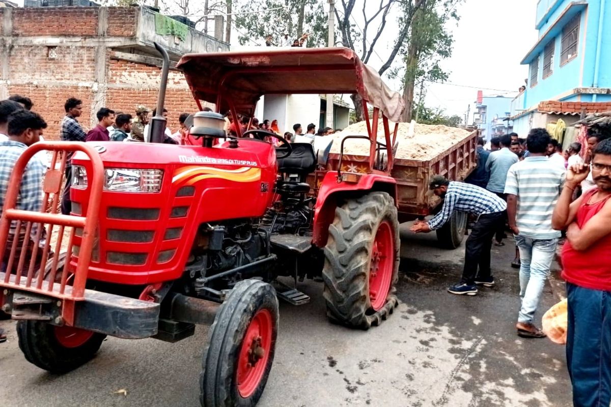 हजारीबाग में अवैध बालू के खेल ने ली 1 की जान: बेकाबू ट्रैक्टर ने मासूम को रौंदा, पुलिस पर लगा बड़ा आरोप हजारीबाग में अवैध बालू के खेल ने ली 1 की जान: बेकाबू ट्रैक्टर ने मासूम को रौंदा, पुलिस पर लगा बड़ा आरोप