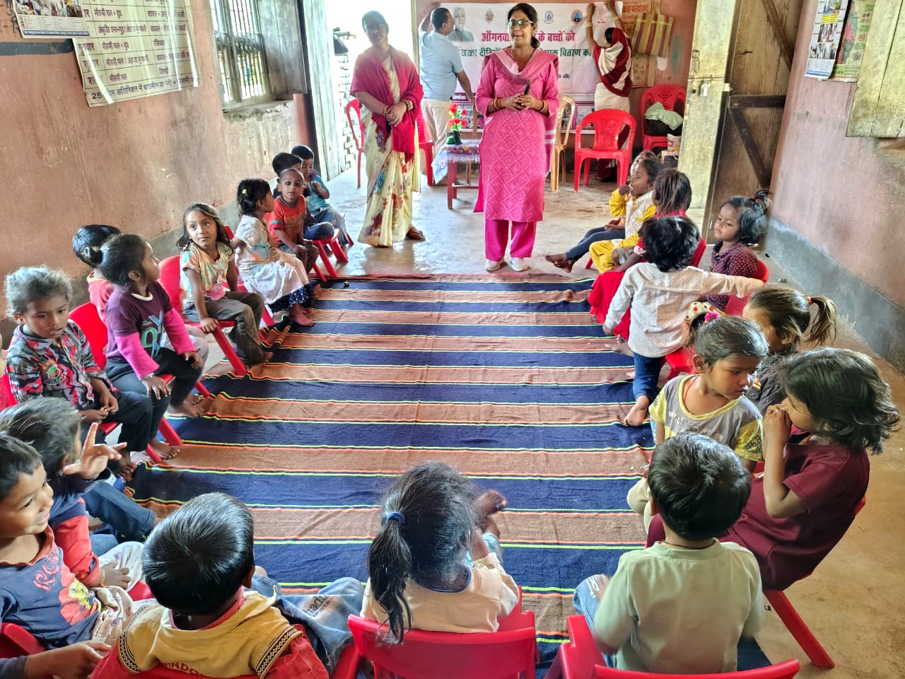 आंगनबाड़ी बच्चों को 1000 पोशाक वितरित, जीविका दीदियों की अनोखी पहल