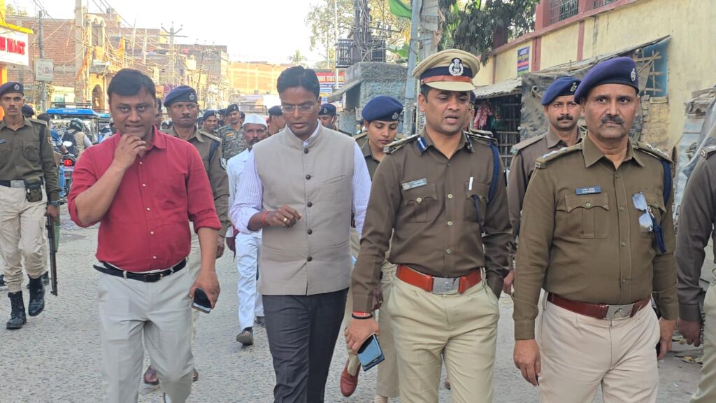 दरभंगा में हाई अलर्ट, होली पर पुलिस का फ्लैग मार्च दरभंगा में हाई अलर्ट, होली पर पुलिस का फ्लैग मार्च