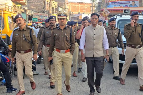 दरभंगा में हाई अलर्ट, होली पर पुलिस का फ्लैग मार्च