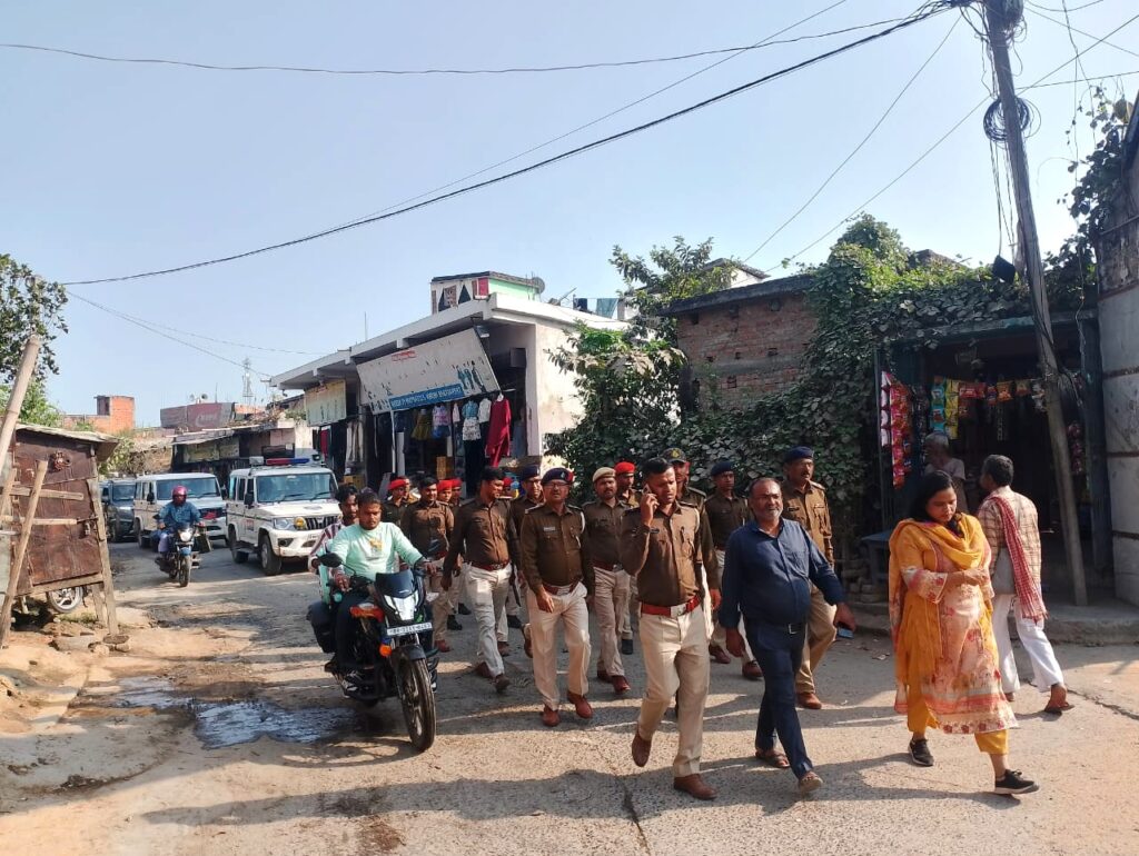 संवेदनशील इलाकों में पुलिस की कड़ी गश्त संवेदनशील इलाकों में पुलिस की कड़ी गश्त