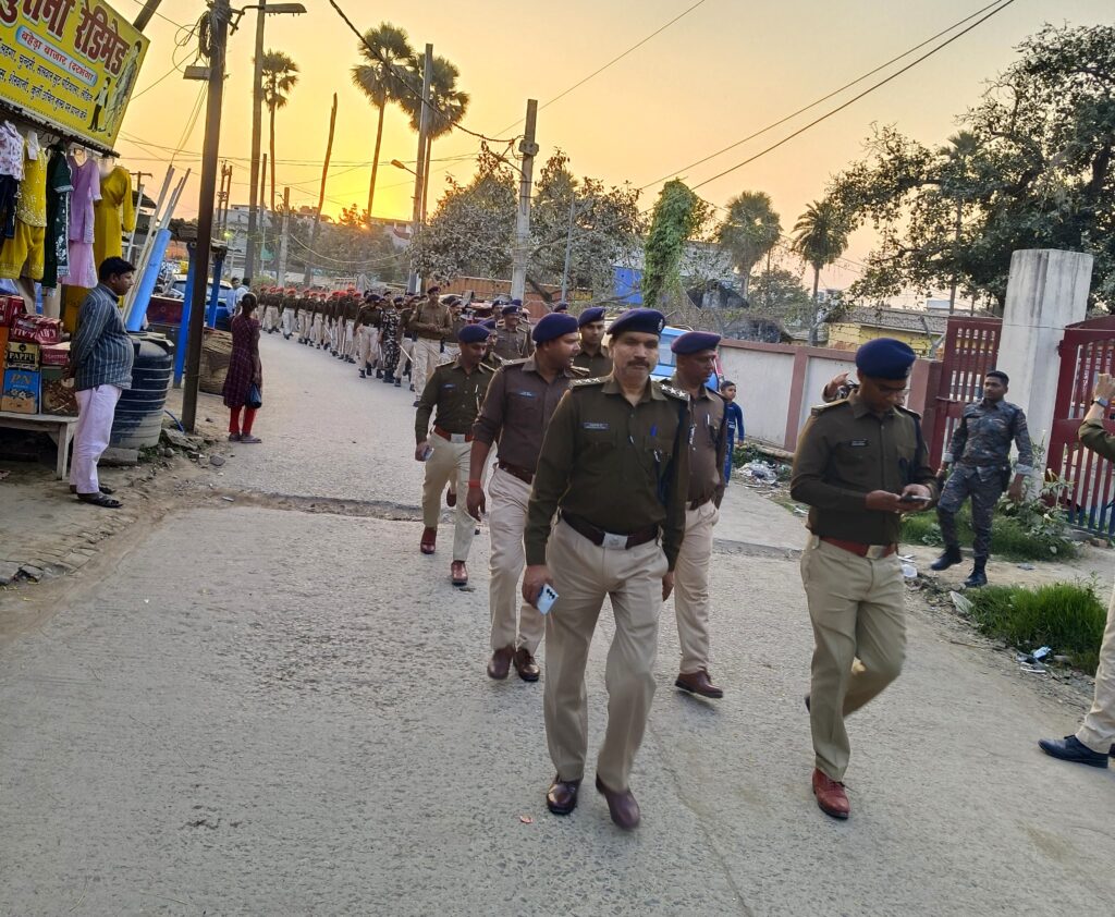 संवेदनशील इलाकों में पुलिस की कड़ी गश्त संवेदनशील इलाकों में पुलिस की कड़ी गश्त
