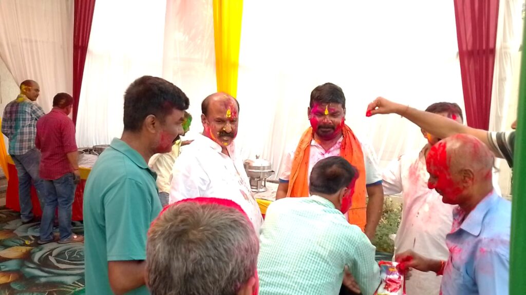 दरभंगा में मंत्री मदन सहनी ने आवास पर कार्यकर्ताओं संग खेली होली