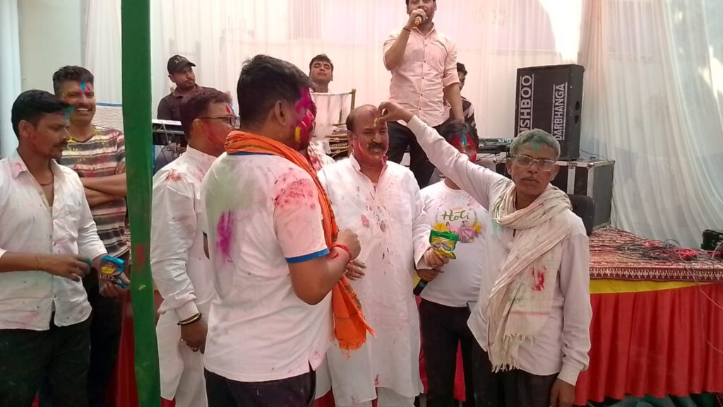 दरभंगा में मंत्री मदन सहनी ने आवास पर कार्यकर्ताओं संग खेली होली
