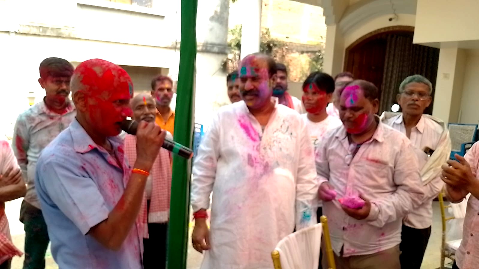 दरभंगा में मंत्री मदन सहनी ने आवास पर कार्यकर्ताओं संग खेली होली