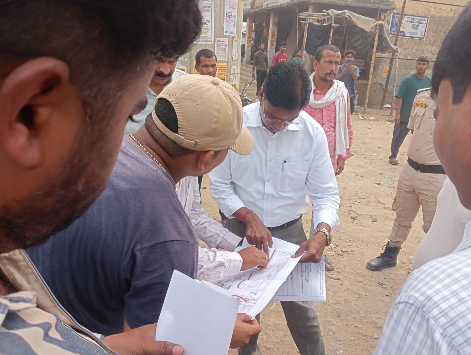 चट्टी चौक में निर्माणाधीन दुकानों का डीएम ने किया निरीक्षण