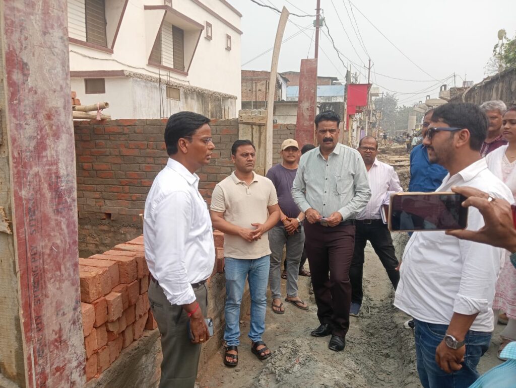 चट्टी चौक में निर्माणाधीन दुकानों का डीएम ने किया निरीक्षण चट्टी चौक में निर्माणाधीन दुकानों का डीएम ने किया निरीक्षण