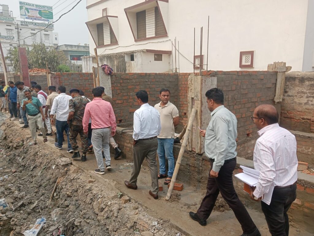 चट्टी चौक में निर्माणाधीन दुकानों का डीएम ने किया निरीक्षण चट्टी चौक में निर्माणाधीन दुकानों का डीएम ने किया निरीक्षण
