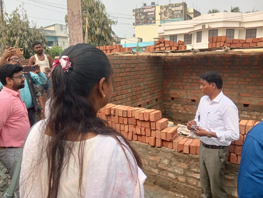 चट्टी चौक में निर्माणाधीन दुकानों का डीएम ने किया निरीक्षण चट्टी चौक में निर्माणाधीन दुकानों का डीएम ने किया निरीक्षण
