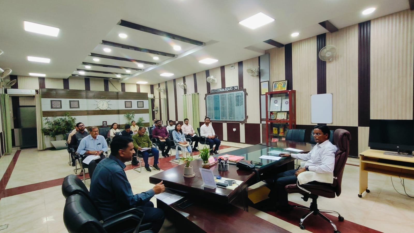 पेयजल संकट से निपटने की तैयारी, डीएम ने की समीक्षा बैठक