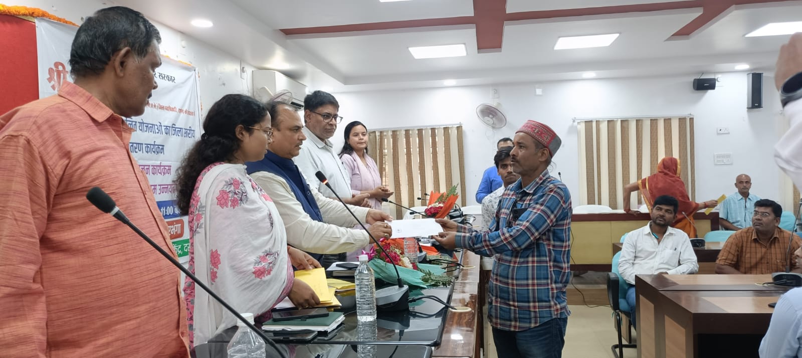 दरभंगा में ऋण स्वीकृति सह वितरण कैम्प, 13 लाभुकों को मिली लाखों की सहायता