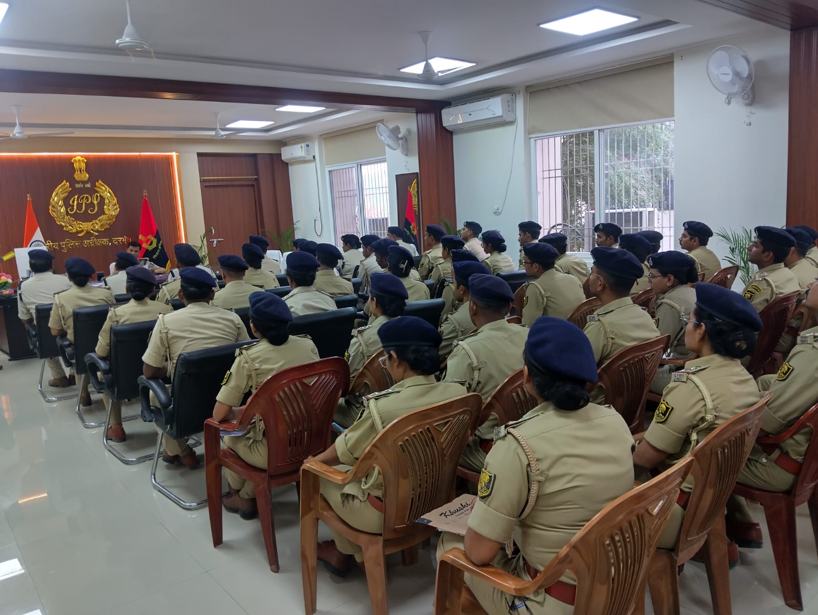 दरभंगा SSP की बैठक: प्रशिक्षु पुलिस SI को कानून व्यवस्था व अपराध नियंत्रण पर निर्देश