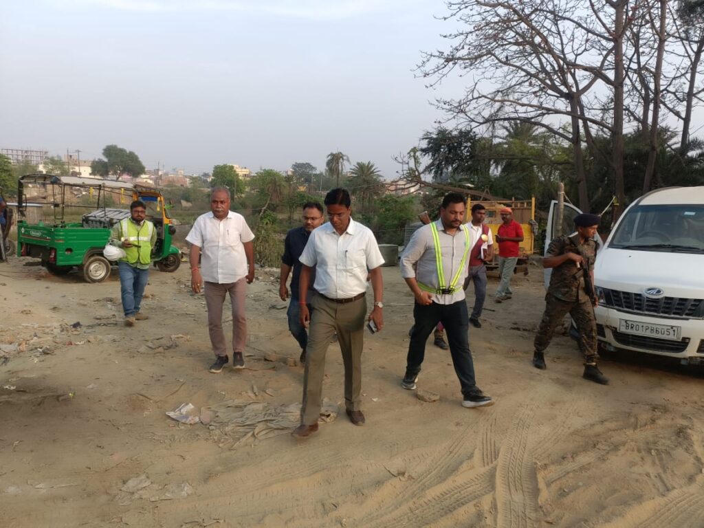 Laheriasarai Elevated Path Project का डीएम ने किया निरीक्षण
