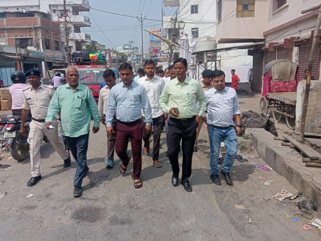 दरभंगा में DM कौशल कुमार का औचक निरीक्षण, लोहिया चौक-पंडासराय रोड और ROB का लिया जायजा