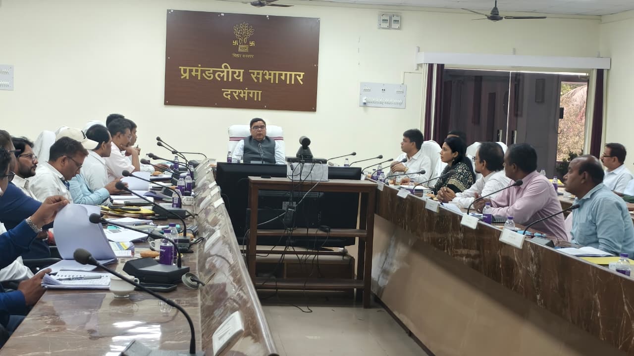 दरभंगा: अवैध खनन और बिना लाइसेंस दवा दुकानों पर कार्रवाई के निर्देश