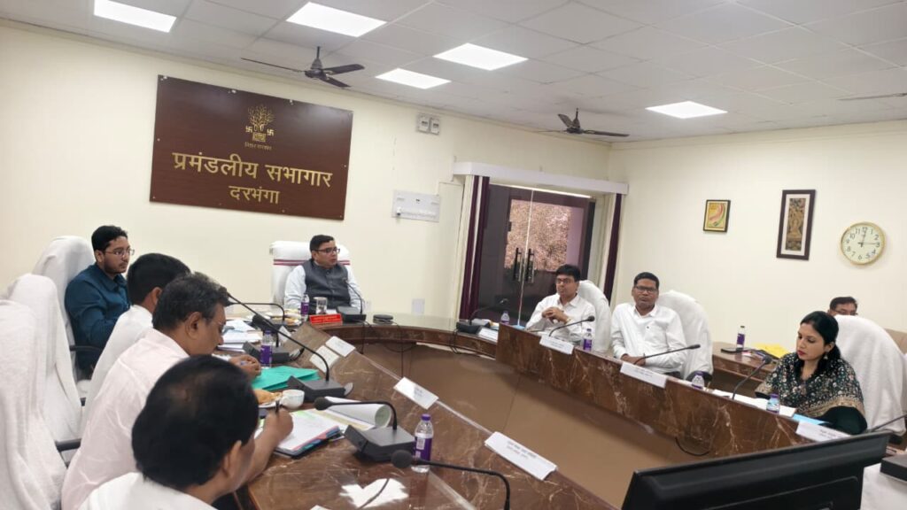 दरभंगा: अवैध खनन और बिना लाइसेंस दवा दुकानों पर कार्रवाई के निर्देश दरभंगा: अवैध खनन और बिना लाइसेंस दवा दुकानों पर कार्रवाई के निर्देश