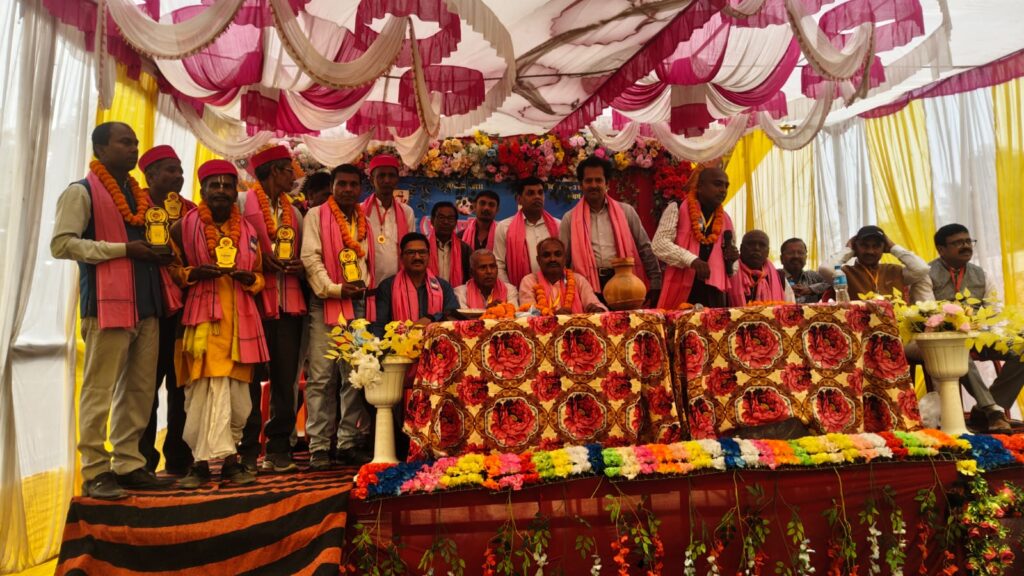 केवटी में प्रजापति समाज की बड़ी बैठक, सर्वसम्मति से बनी नई कार्यकारिणी
